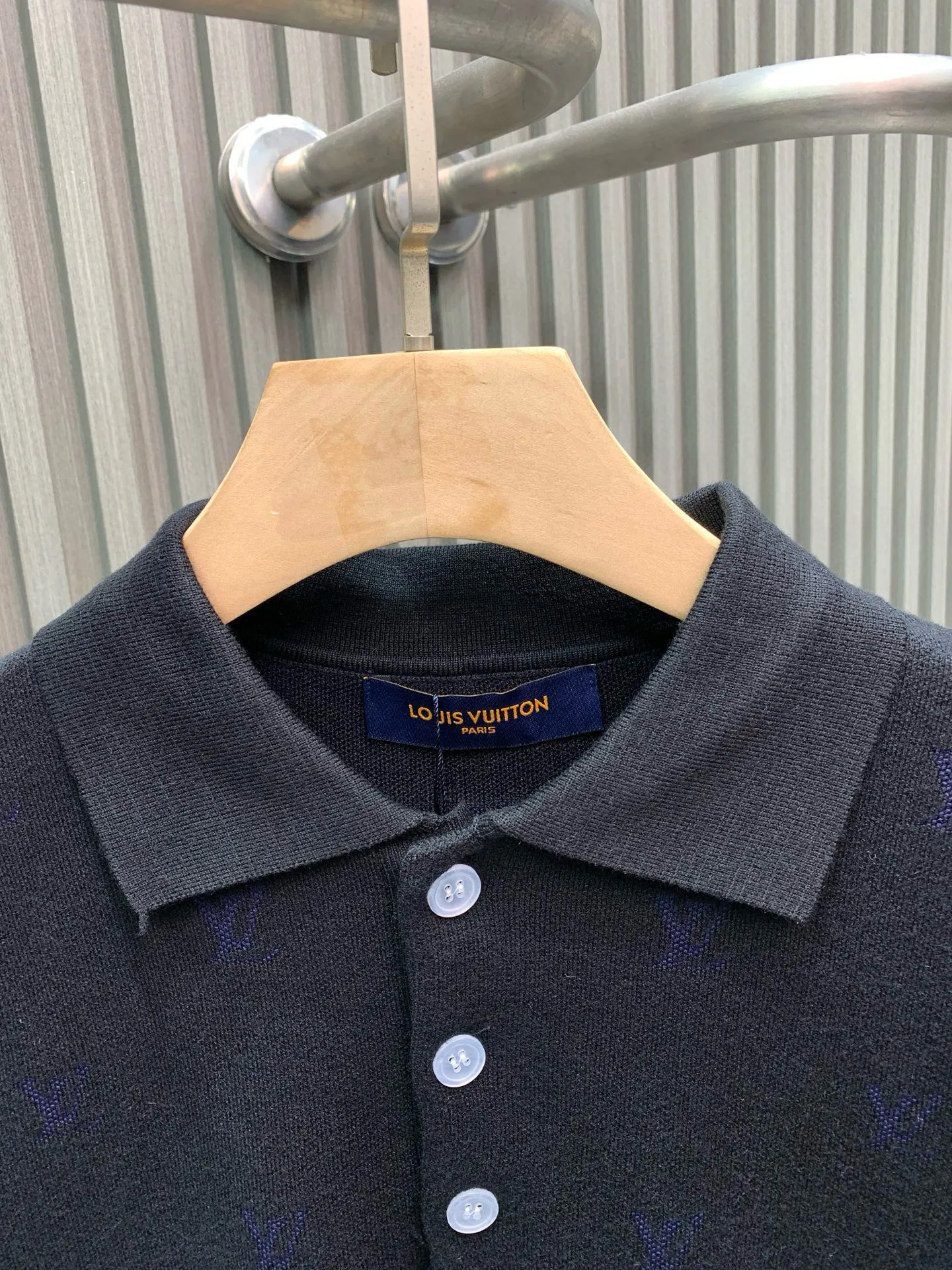 🅿️400 🀄️ Louis Vuitton Louis Vuitton 1v25fw Monogram jacquard wool Polo shirt. 1:1 color matching according to yp. Fei Dong's work. Inspired by Korean painter park Seo-BO. The final color effect is as high as 98%. 60% sheep wool 30% mulberry silk 10% cashmere. The loom requires 32 imported sand spits. The cost is very expensive. It is twice the price of ordinary woolen sweaters. Use a 47W Stoll 14-needle ultra-fine machine imported from Germany for weaving. It takes 180 minutes to weave a piece of fabric. 20 wool blends. Different sleeve patterns should be divided into left and right when sewing. The loom is cylindrical jacquard. It is full of taste for daily wear.